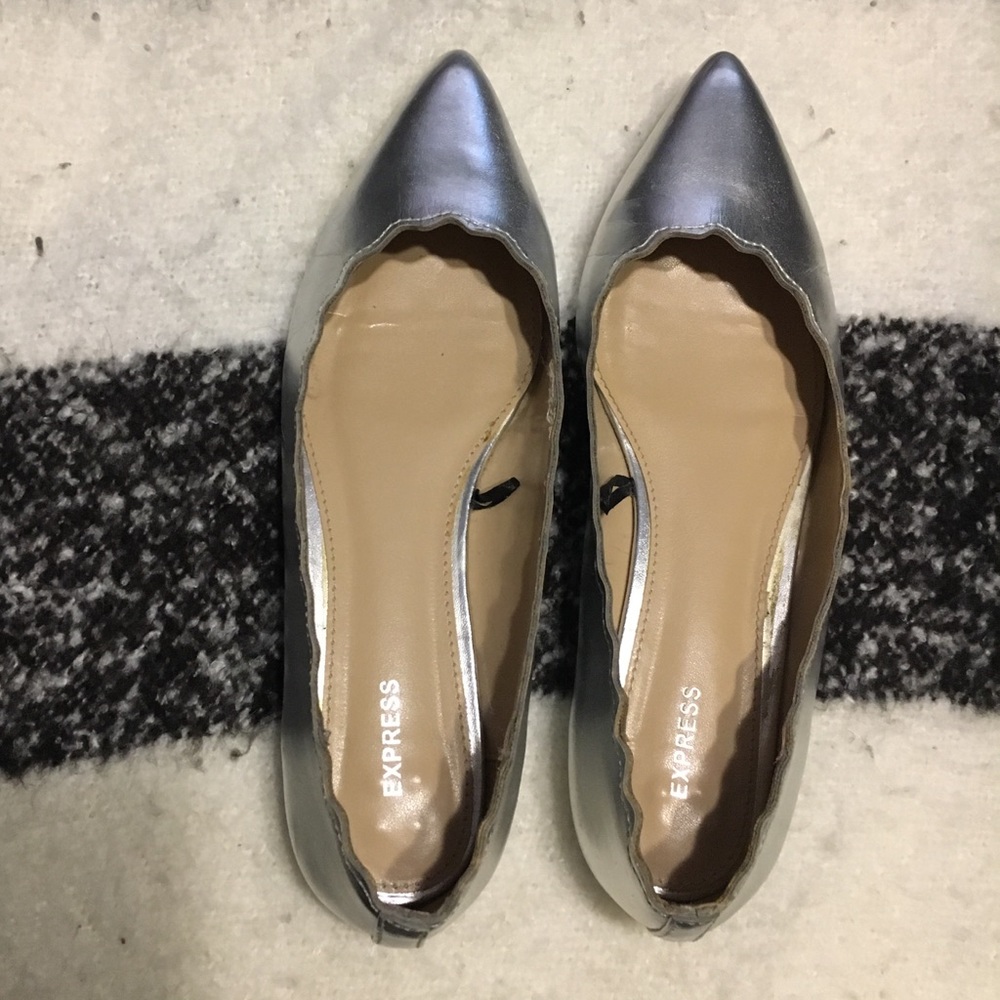 Silver scallops pointed flats